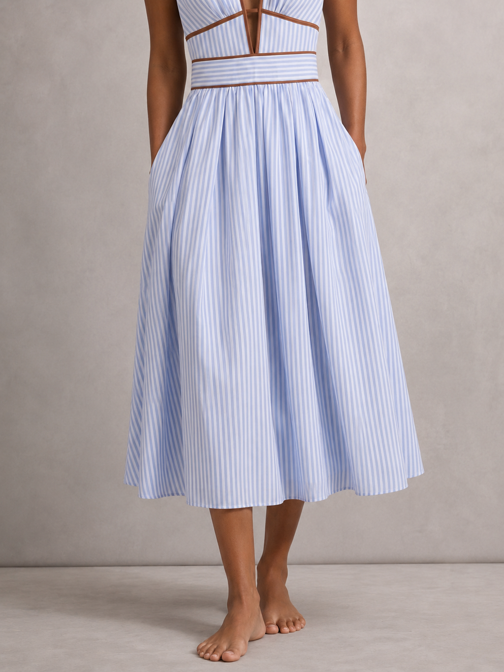 Vestido largo de rayas con escote cut-out