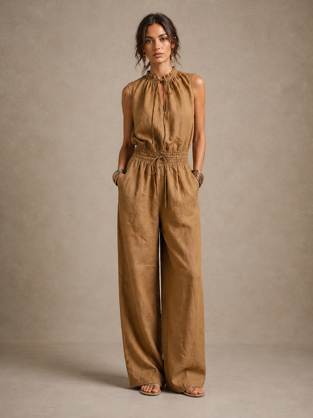 Zenaide | Jumpsuit color camel con cuello alto anudado y pantalón de pierna ancha