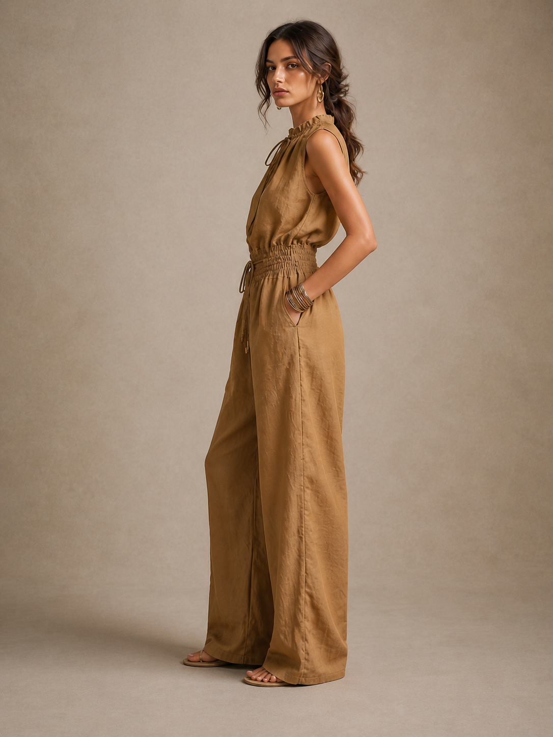 Zenaide | Jumpsuit color camel con cuello alto anudado y pantalón de pierna ancha