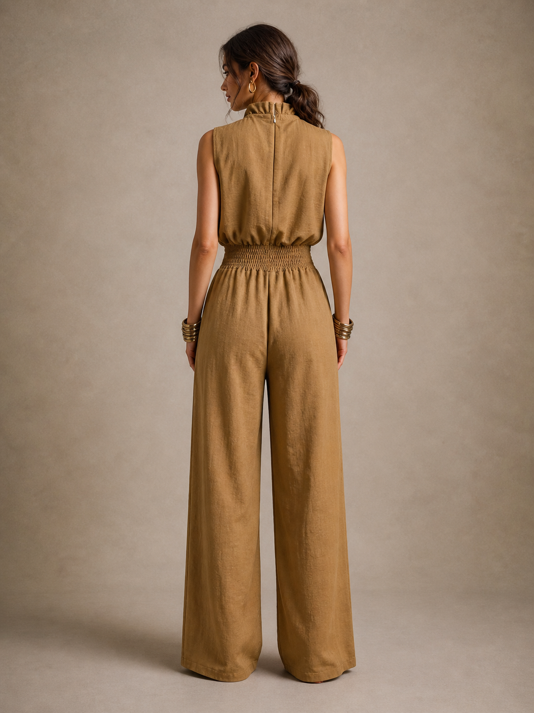 Zenaide | Jumpsuit color camel con cuello alto anudado y pantalón de pierna ancha