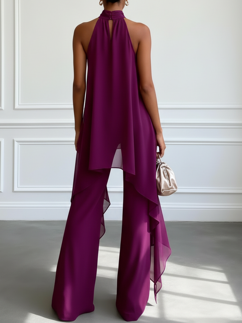 Paola · Conjunto de dos piezas compuesto por un elegante top morado sin mangas con cuello halter y unos pantalones