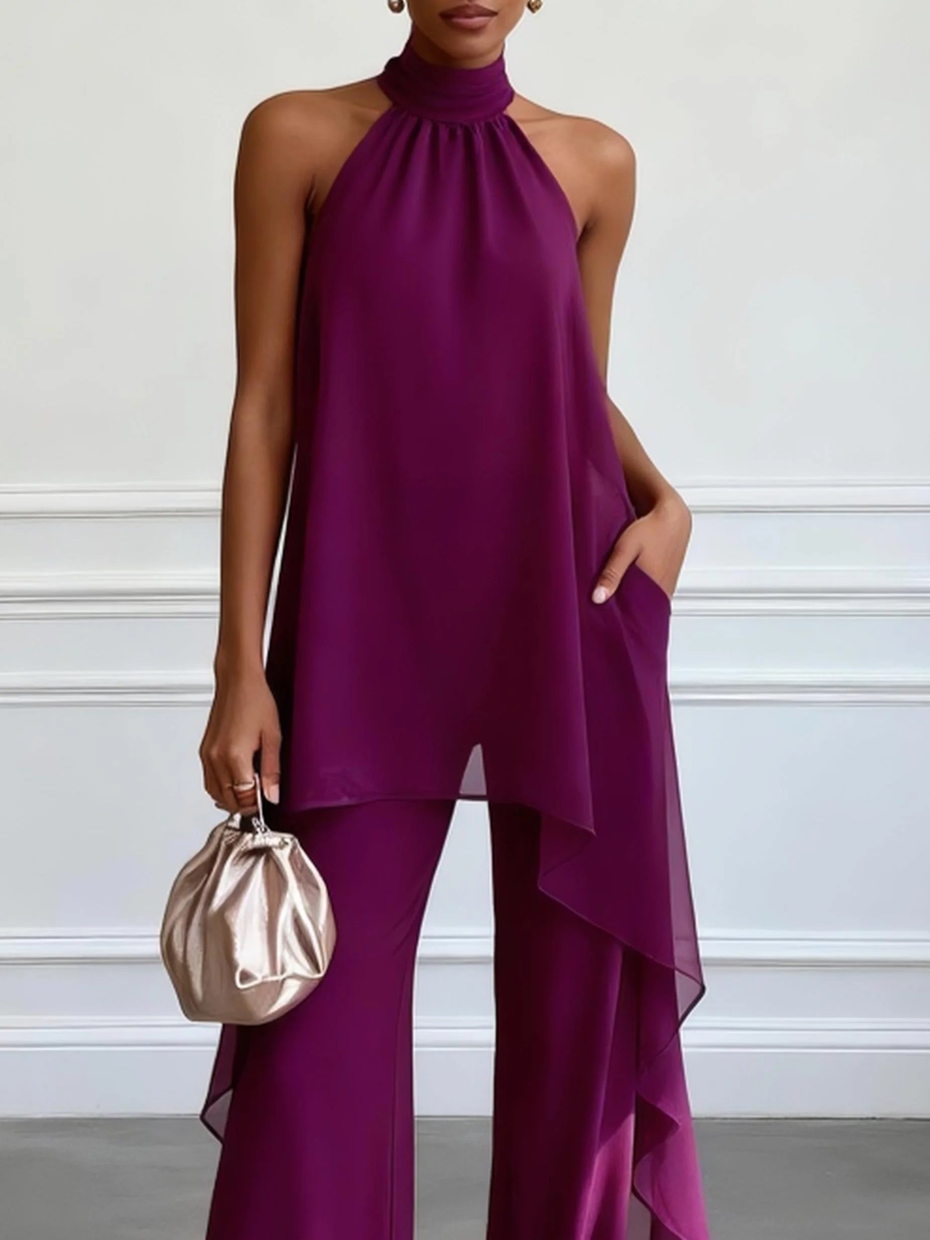 Paola · Conjunto de dos piezas compuesto por un elegante top morado sin mangas con cuello halter y unos pantalones
