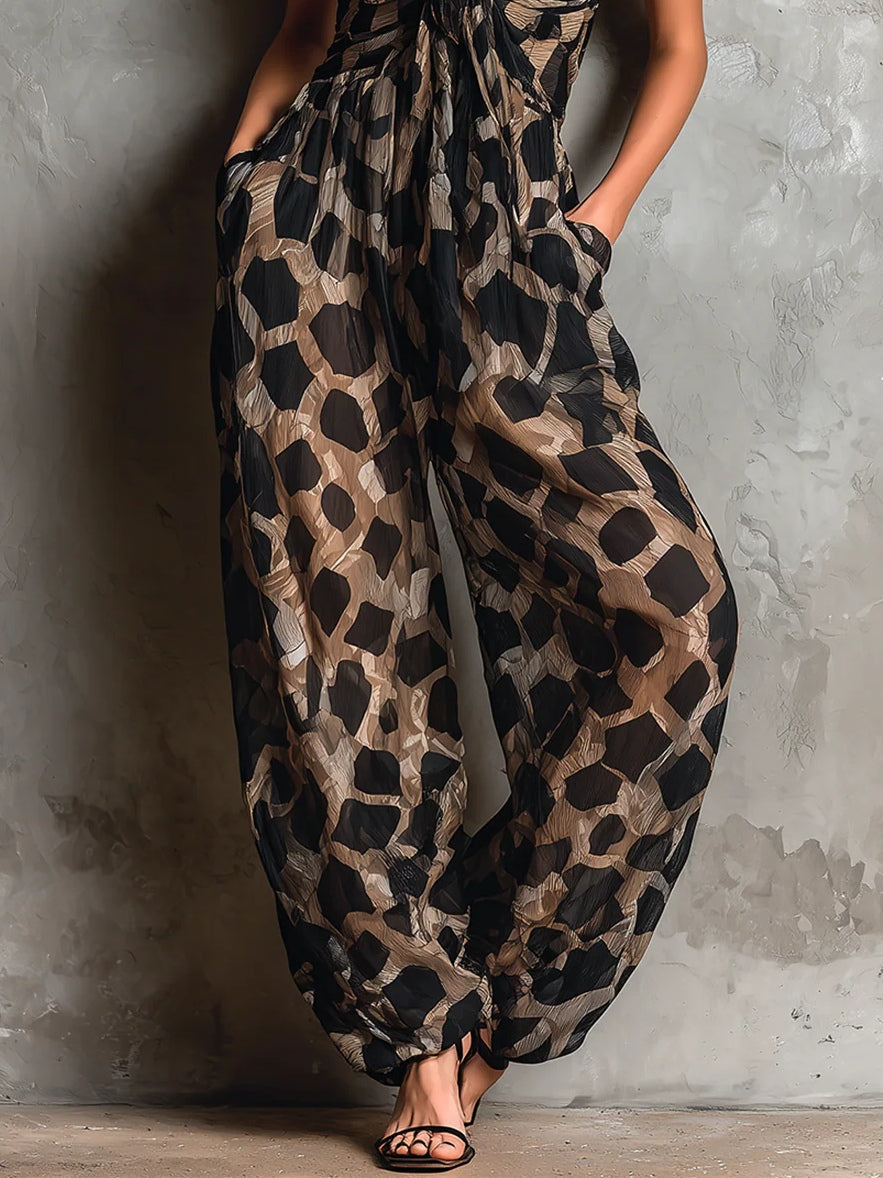 Estela · Mono holgado con cuello halter y estampado animal en negro, de pierna ancha