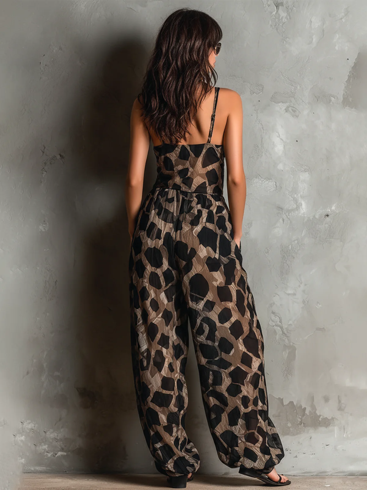 Estela · Mono holgado con cuello halter y estampado animal en negro, de pierna ancha