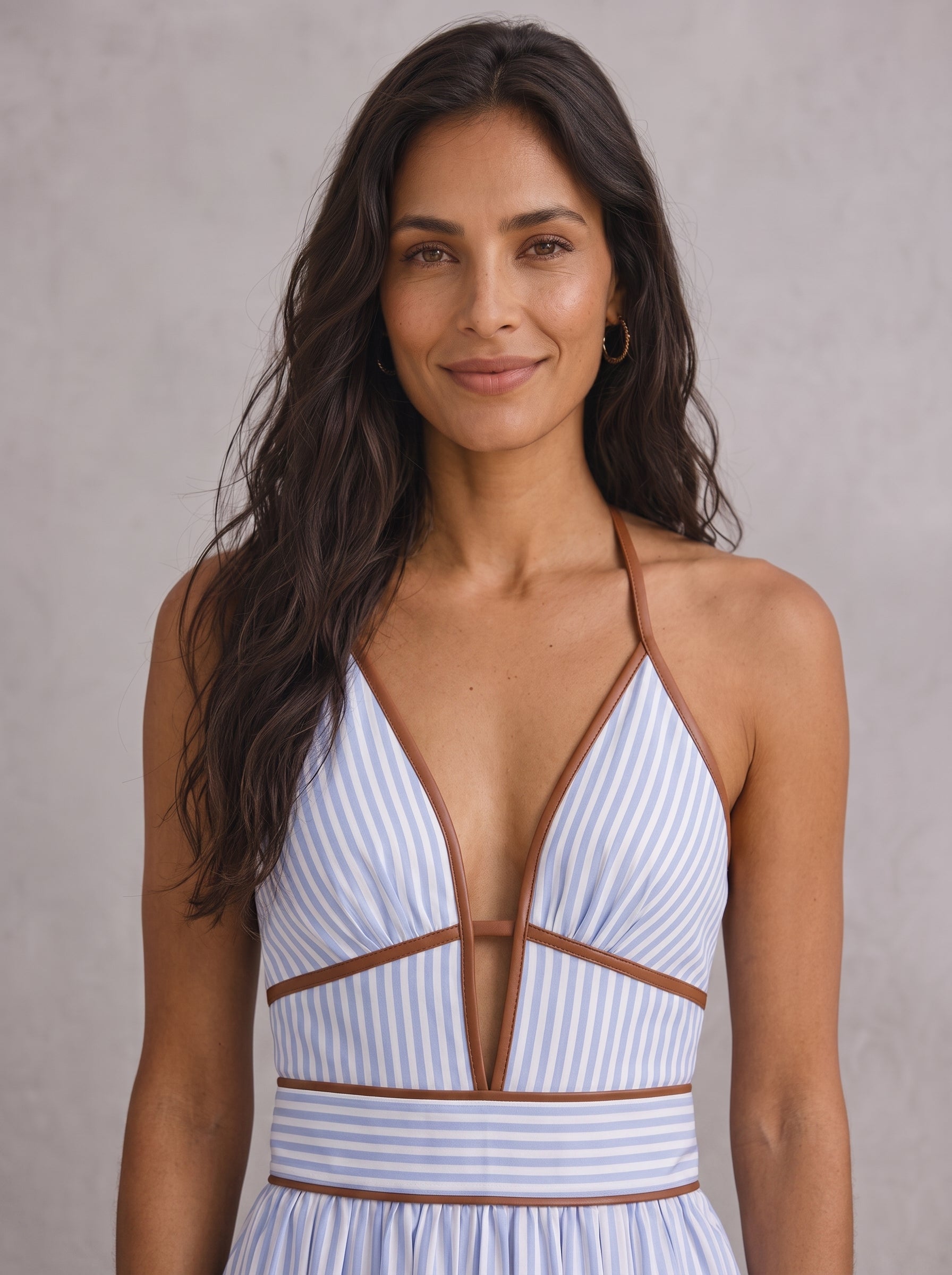 Vestido largo de rayas con escote cut-out